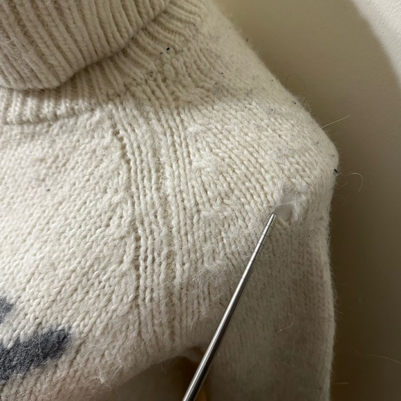 GAP size Large white wool sweater with grey/blue snowflake - Picture 3 of 4